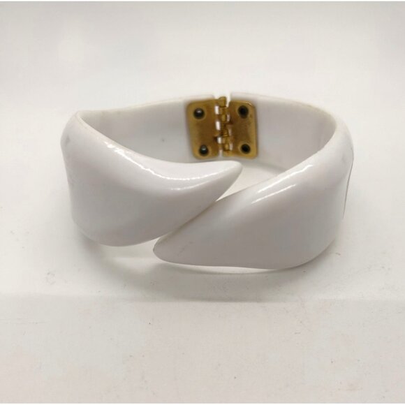 Jewelry - Vintage White Acrylic Hinged Bracelet With Claw-Like Design & Gold-Tone Closure